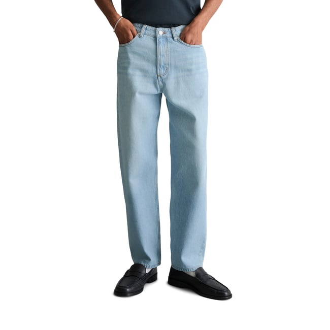Jeans modèle Runne tapered en pur coton bio bleu clair <span itemprop=
