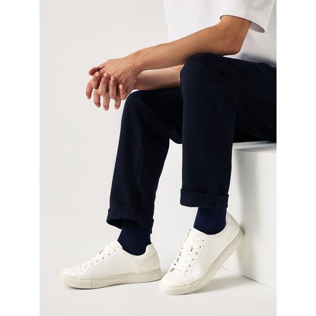 Baskets minimalistes fond blanc <span itemprop=