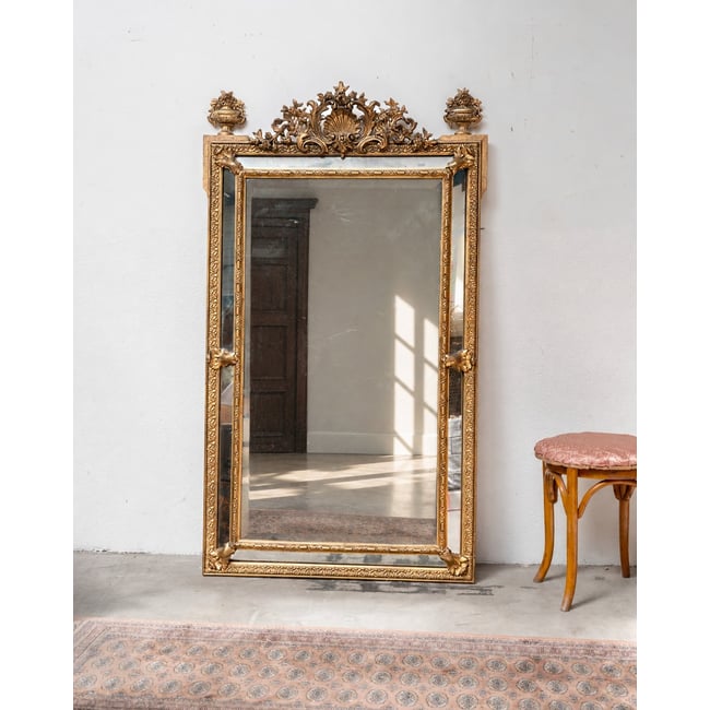 Grand miroir ancien style Louis XVI à parcloses et fronton sculpté Georges N°1384 - Bon état Couleur doré <span itemprop=