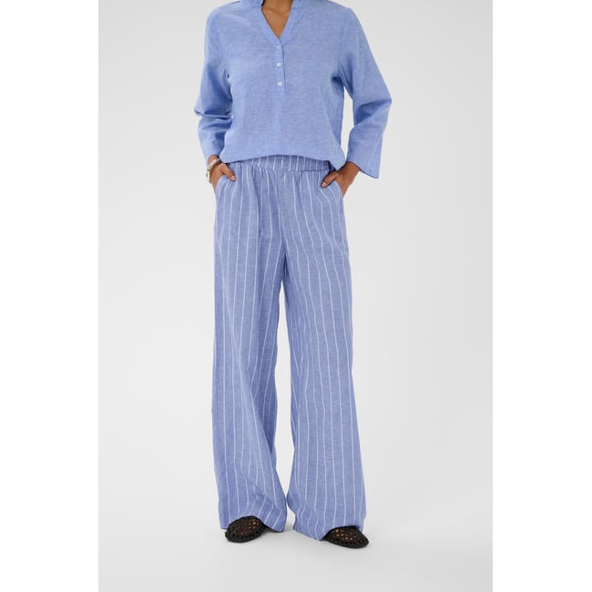 Pantalon casual bleu blanc powder blue/gardenia stripe <span itemprop=