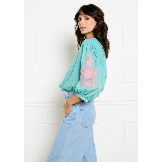 Blouse brodée coupe fluide turquoise <span itemprop=