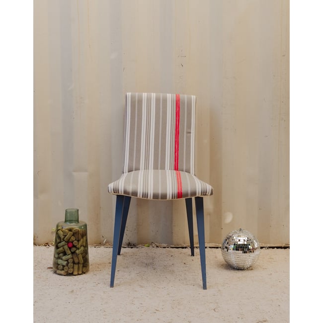 Chaise en tissu rayé et bois Alma N°1852 - Bon état Couleur gris <span itemprop=