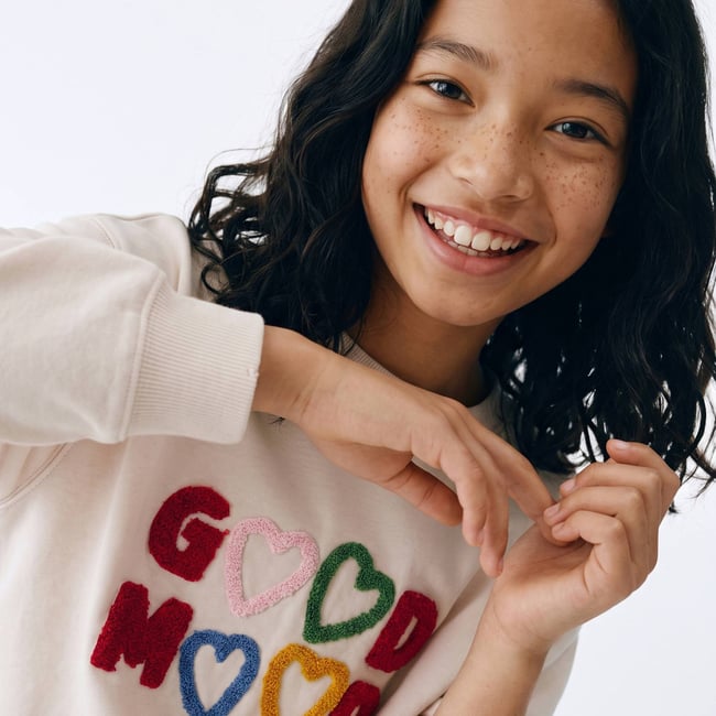 Sweat brodé contenant du coton BIO GOTS rosee <span itemprop=