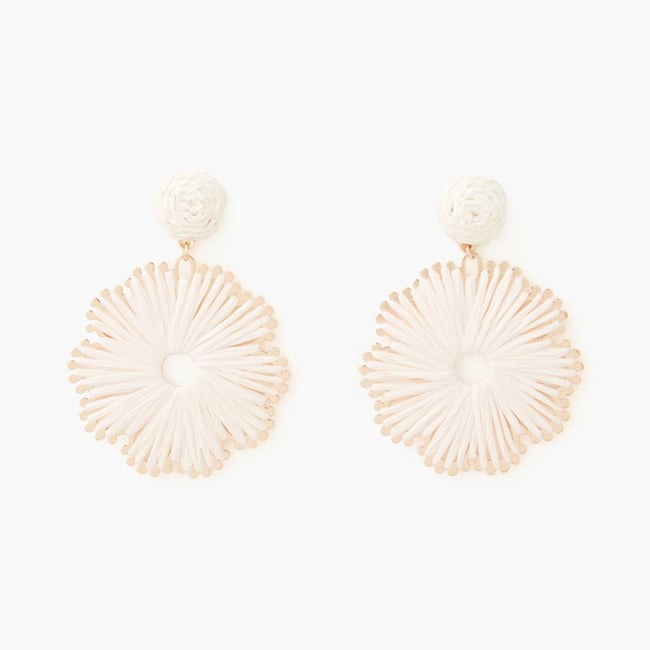 Boucles d'oreilles fleurs tissées en raphia ivoire ivoire <span itemprop=