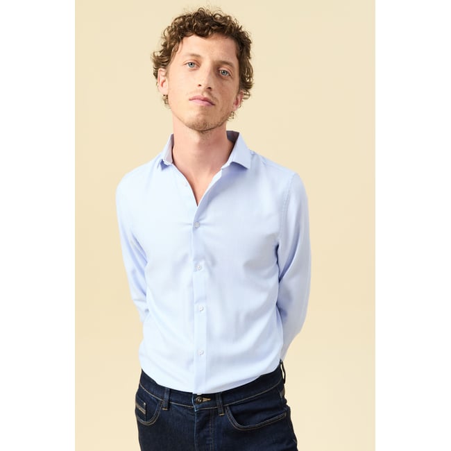 Chemise cintrée manches longues bleu ciel <span itemprop=