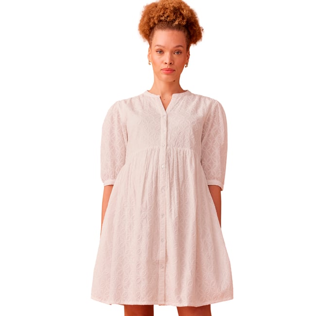 Robe grossesse boutonnée en broderie anglaise écru <span itemprop=