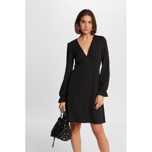 Robe courte cintrée col en V noir <span itemprop=