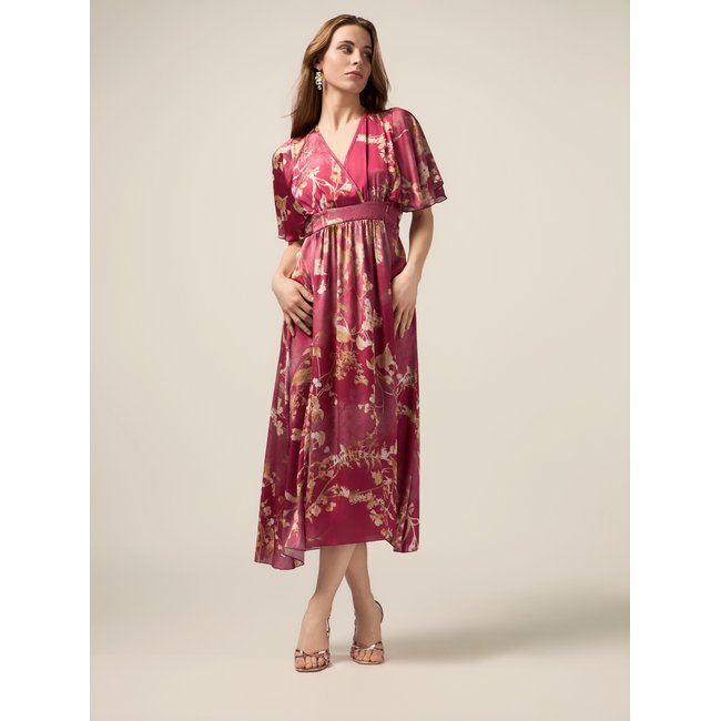 Robe longue réalisée en satin fantaisie rouge <span itemprop=