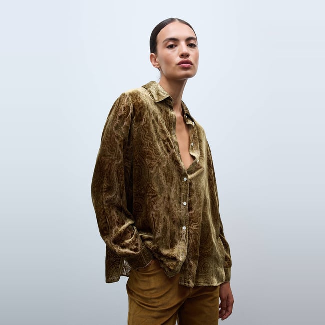 Chemise manches longues à motif contenant de la soie vieil or <span itemprop=