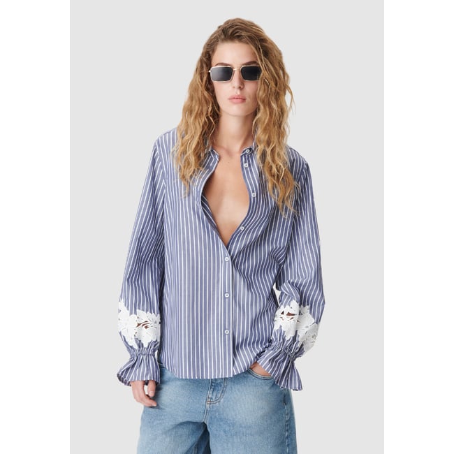 Chemise rayée et broderies fleurs bleu acier <span itemprop=