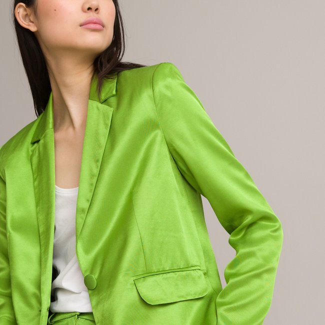 Blazer cintré en satin vert <span itemprop=