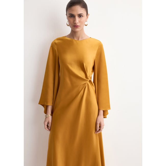 Robe satinée froncée ocre <span itemprop=