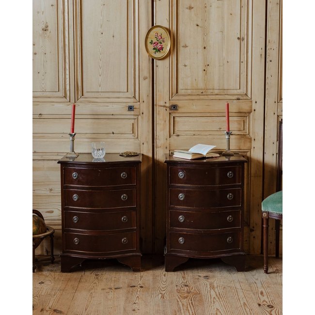Paire de tables de chevet en bois Odile N°1348 - Bon état Couleur bois foncé <span itemprop=