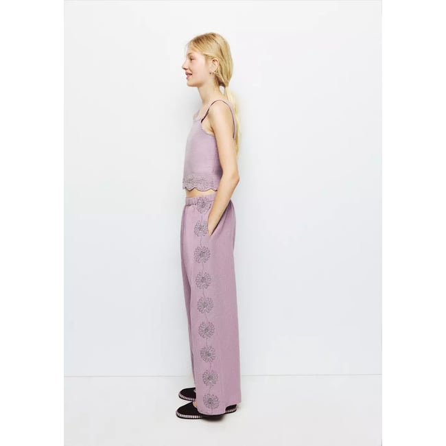 Pantalon coton détails brodés violet clair/pastel <span itemprop=