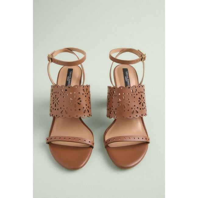 Sandales bout rond, talon carré et découpe marron fauve <span itemprop=