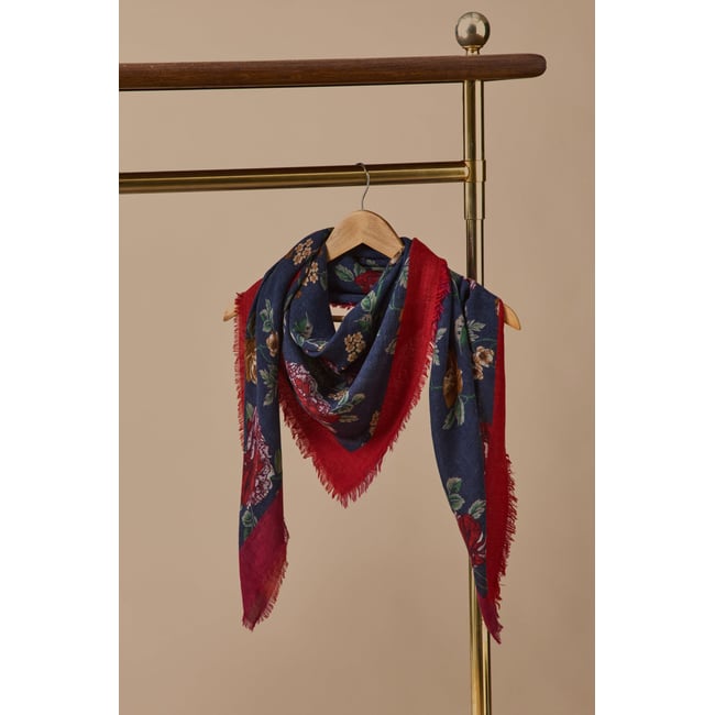 Foulard imprimé en laine marine <span itemprop=