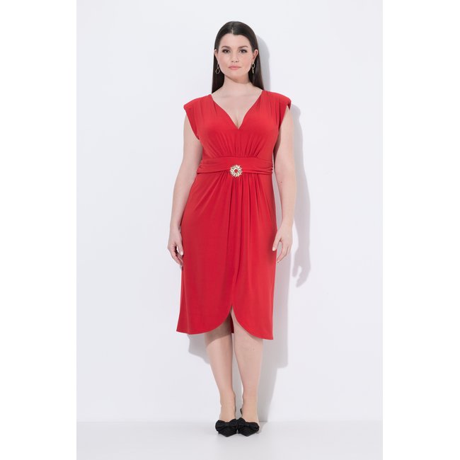 Robe sans manches, décolleté en V et drapé rouge <span itemprop=
