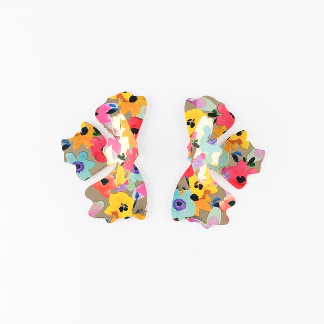 Boucles d'oreilles demi feuilles Balagane imprimé fleurs multicolore <span itemprop=