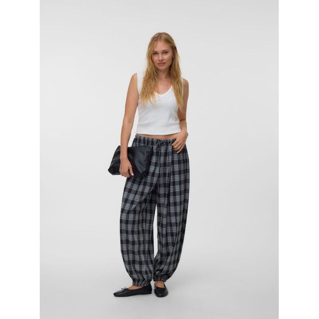 Pantalon VMCHARM Taille moyenne Pantalons noire - black <span itemprop=