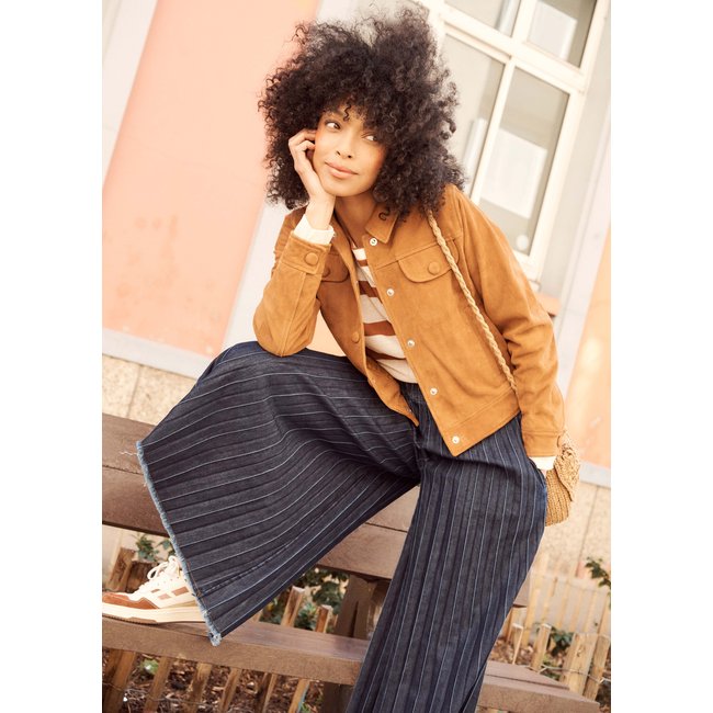Blouson court en daim toffee <span itemprop=
