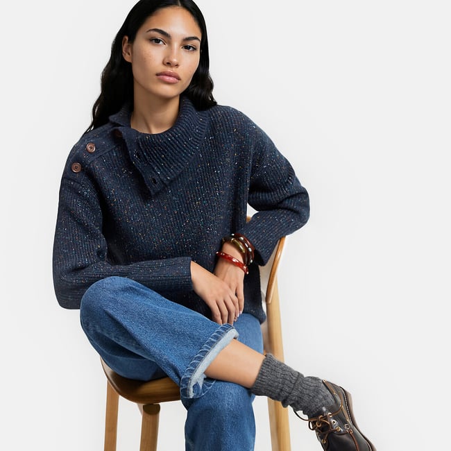 Pull chiné à col montant, avec boutons épaule marine <span itemprop=
