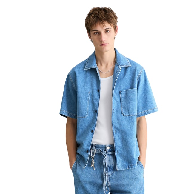 Chemise en jean à manches courtes regular avec fibres d'ananas bleu <span itemprop=