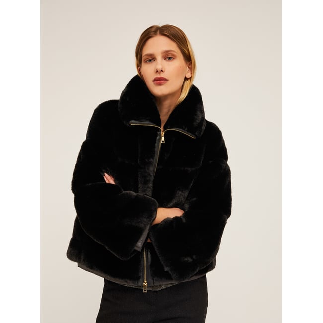 Cape effet peluche avec intérieur rembourré noir <span itemprop=