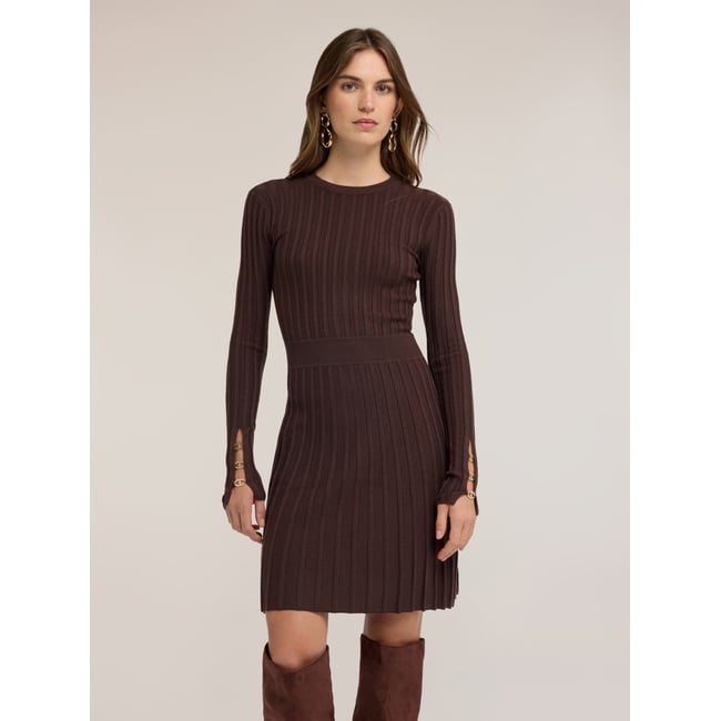 Minirobe côtelée avec jupe plissée marron <span itemprop=