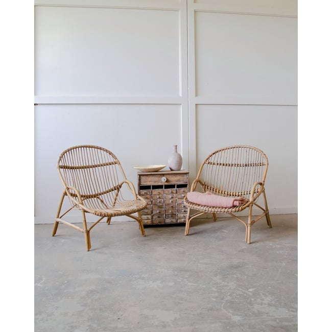 Paire de fauteuils en rotin Ernest N°1001 - Bon état Couleur beige <span itemprop=