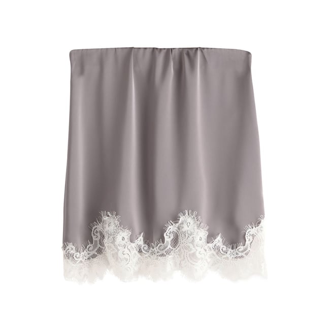Mini-jupe en satin bordée de dentelle gris <span itemprop=