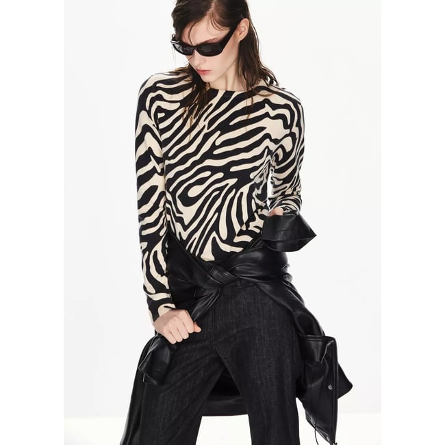 Pull en maille fine motif zèbre noir <span itemprop=