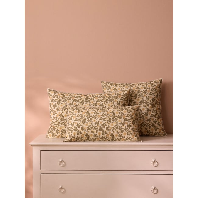 Housse de coussin fleurie coton et lin imprimé baies jaune <span itemprop=