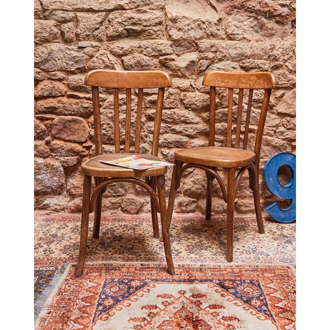 Paire de chaises bistrot Claude N°1335 - Bon état Couleur bois foncé <span itemprop=