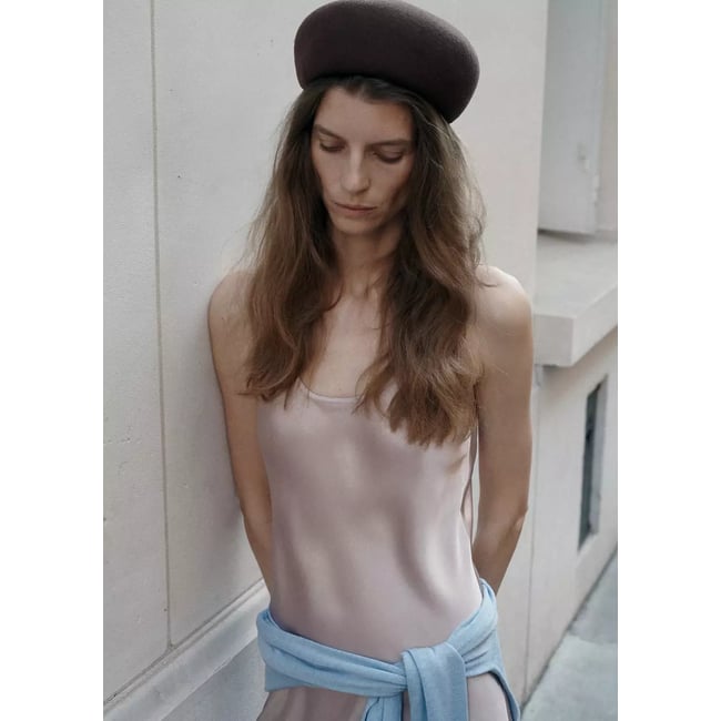 Robe satinée effet froissé rose pastel <span itemprop=