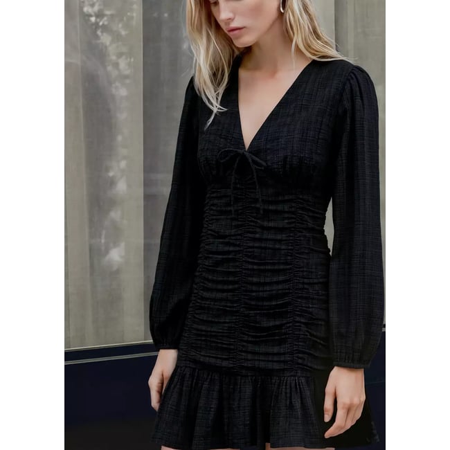 Robe courte texturée à encolure en V noir <span itemprop=