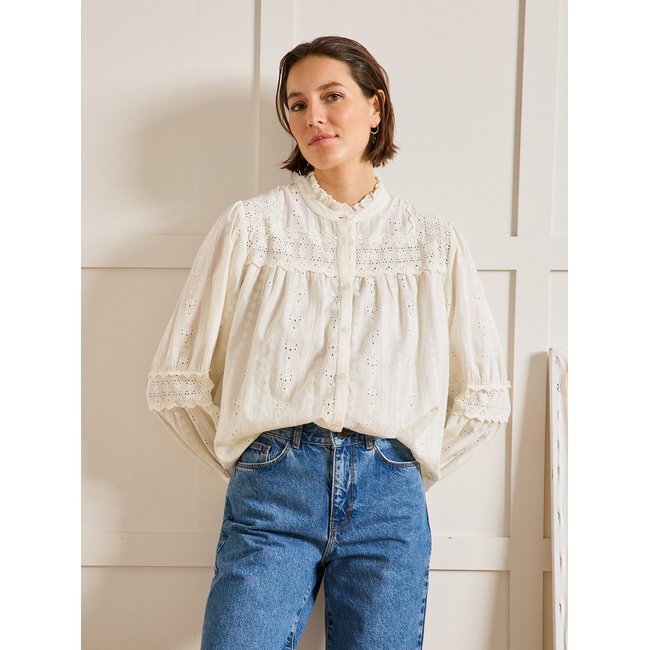 Blouse trousseau brodée col volanté craie <span itemprop=