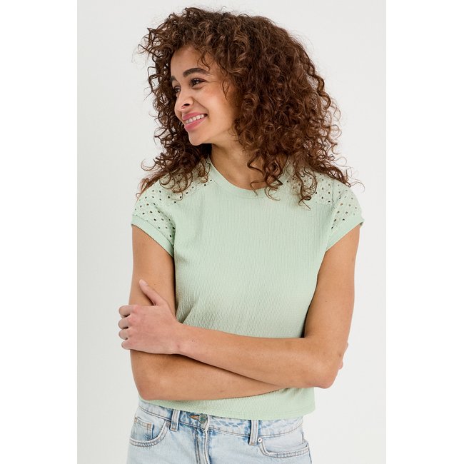 T-shirt détails ajourés vert clair <span itemprop=