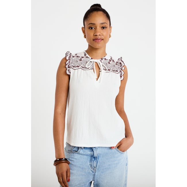 Blouse décolleté sans manches brodée rouge <span itemprop=