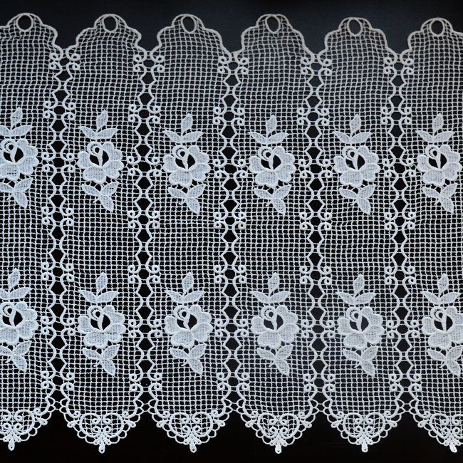 Brise bise en macramé aux motifs de roses blanc <span itemprop=