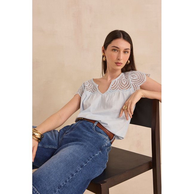 Top brodé à manches courtes en coton LILOU pure bleached <span itemprop=