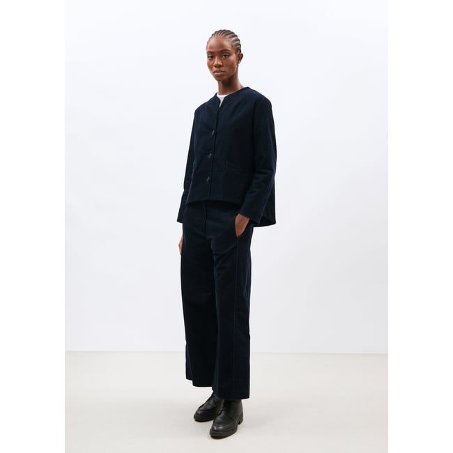 Veste courte en velours marine <span itemprop=