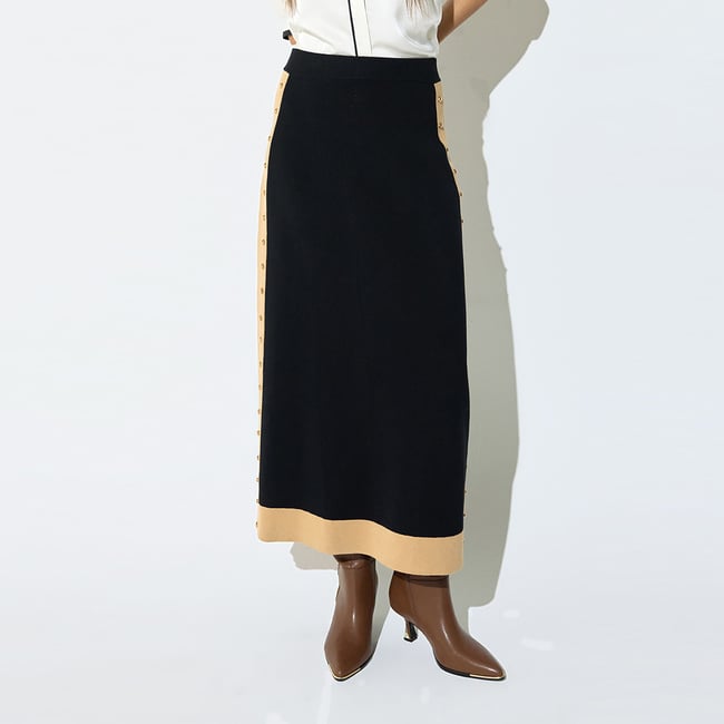 Jupe midi bicolore à clous décoratifs noir <span itemprop=