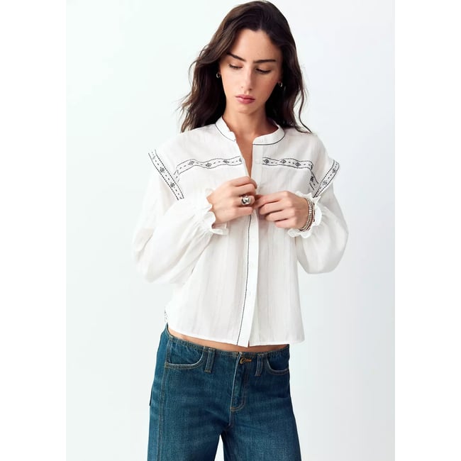Blouse à col officier avec détails brodés blanc cassé <span itemprop=