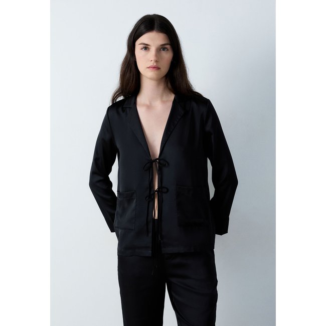 Chemise de pyjama satinée à noeud NANDA noir <span itemprop=