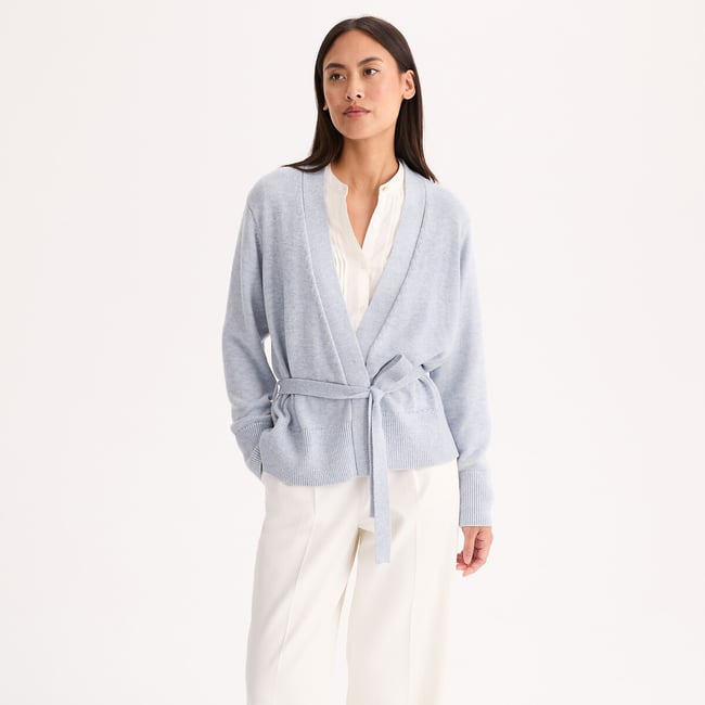 Gilet ceinturé, effet cache-cœur  bleu ciel chiné <span itemprop=