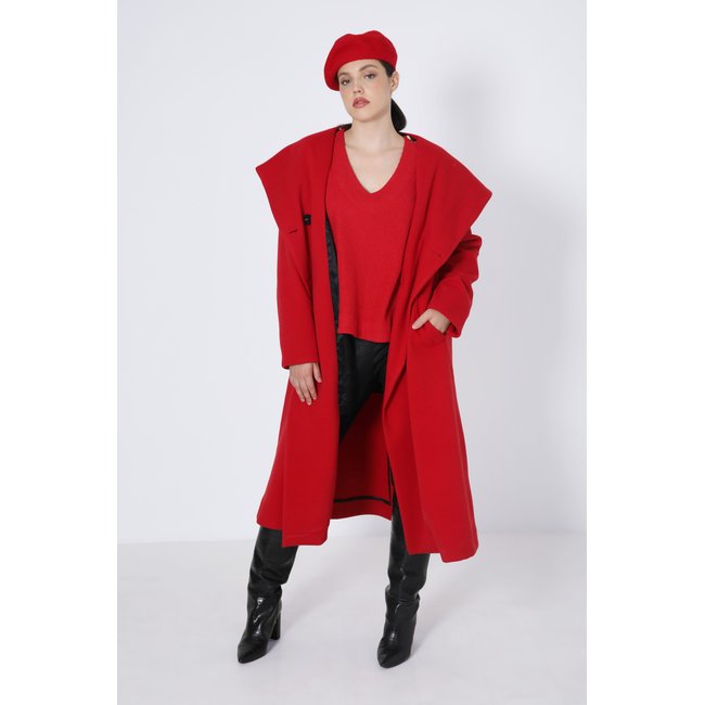 Manteau long à capuche avec col châle rouge <span itemprop=
