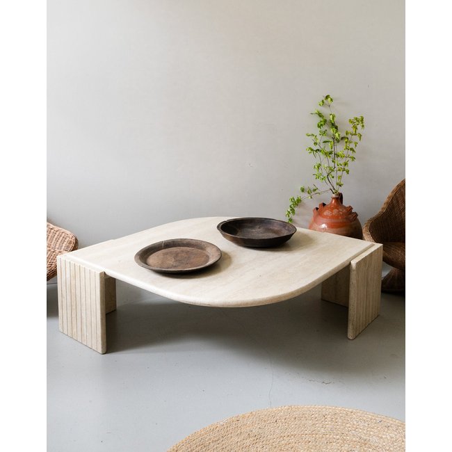 Table basse en travertin Marie-Pierre N°46 - Bon état Couleur beige <span itemprop=
