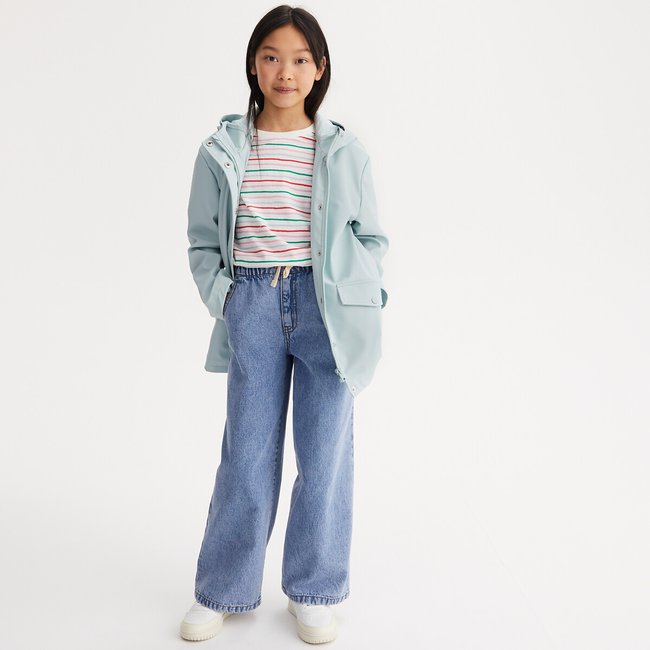 Impermeable con capucha y forro azul <span itemprop=