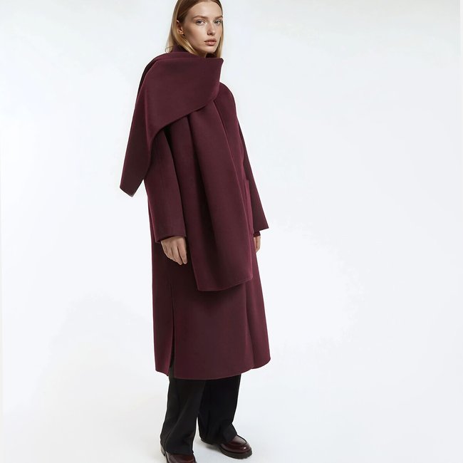 Manteau long fermeture boutonnée, écharpe amovible rouge bordeaux <span itemprop=