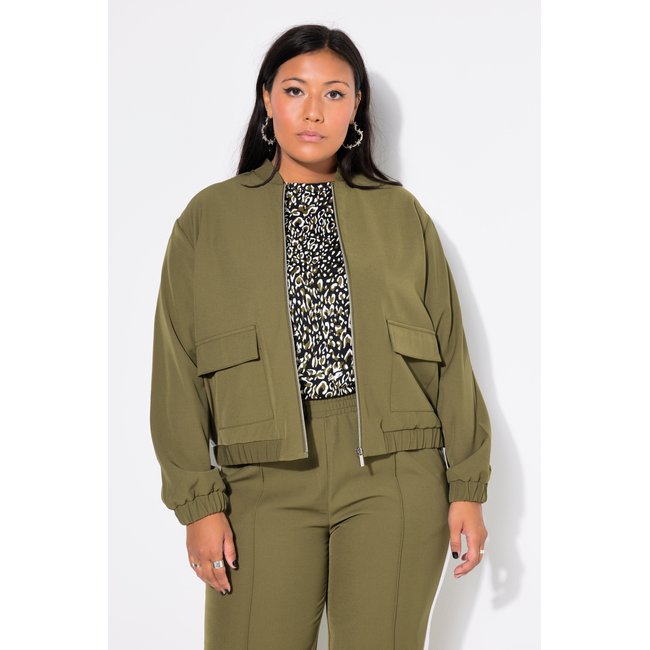 Blouson court. Manches longues et amples. olive foncé <span itemprop=